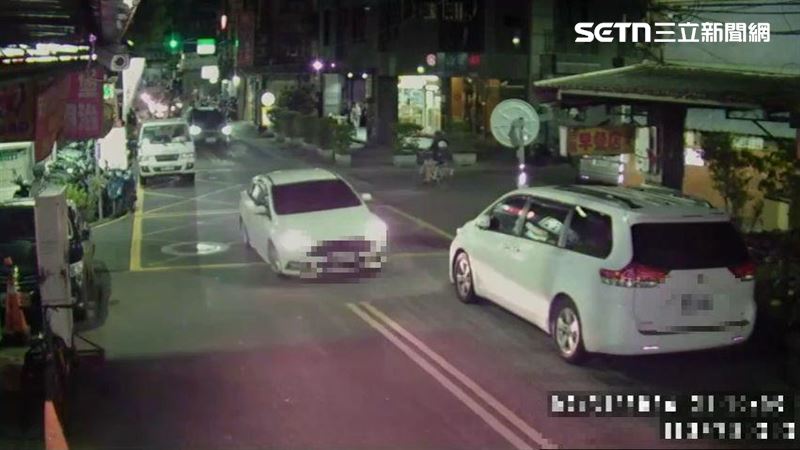 新北李男毒駕開車載送曾姓妻子行經三陽路13巷時自撞翻覆。(圖/翻攝畫面)