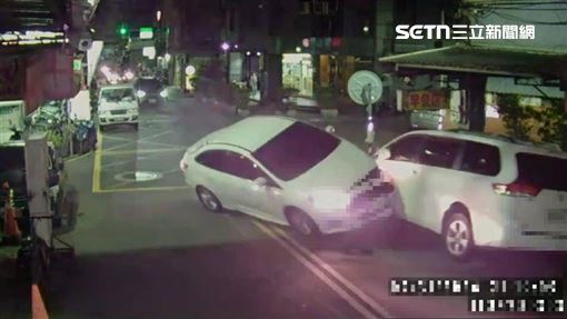 妻抓方向盤自撞翻車　三重男還被驗出毒駕