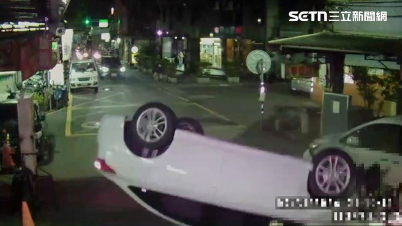 新北李男毒駕開車載送曾姓妻子行經三陽路13巷時自撞翻覆。(圖/翻攝畫面)