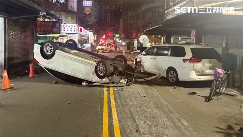 新北李男毒駕開車載送曾姓妻子行經三陽路13巷時自撞翻覆。(圖/翻攝畫面)