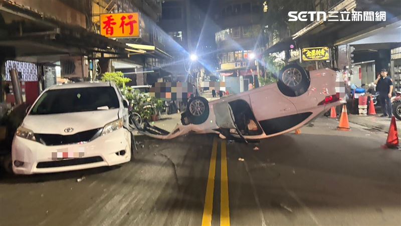 新北李男毒駕開車載送曾姓妻子行經三陽路13巷時自撞翻覆。(圖/翻攝畫面)