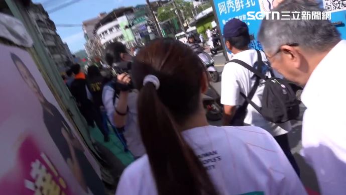 柯文哲中和勝利市場掃街,被追問黃國昌律師公會選舉只拿3票並未回應,只是繼續往前走(圖/翻攝畫面)
