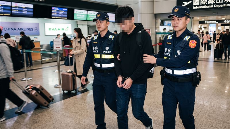 役齡男子,收到區公所徵兵檢查通知,不僅未前往受檢,還以觀光為由出境;再度收到兵單,爸爸打電話催促回國仍不理會,被依法送辦。(示意圖/AI生成)