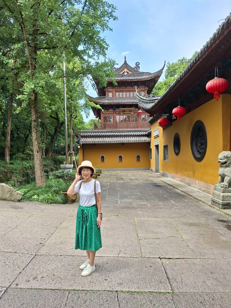 陳佩琪說，此行在中國買了綠色褲裙，穿在身上也是提醒自己不要忘記青鳥和民進黨的迫害。（圖／翻攝自陳佩琪臉書）