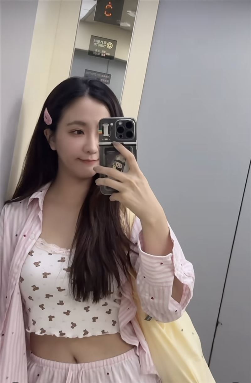 周曉涵穿睡衣出席生日會。（圖／翻攝自IG）