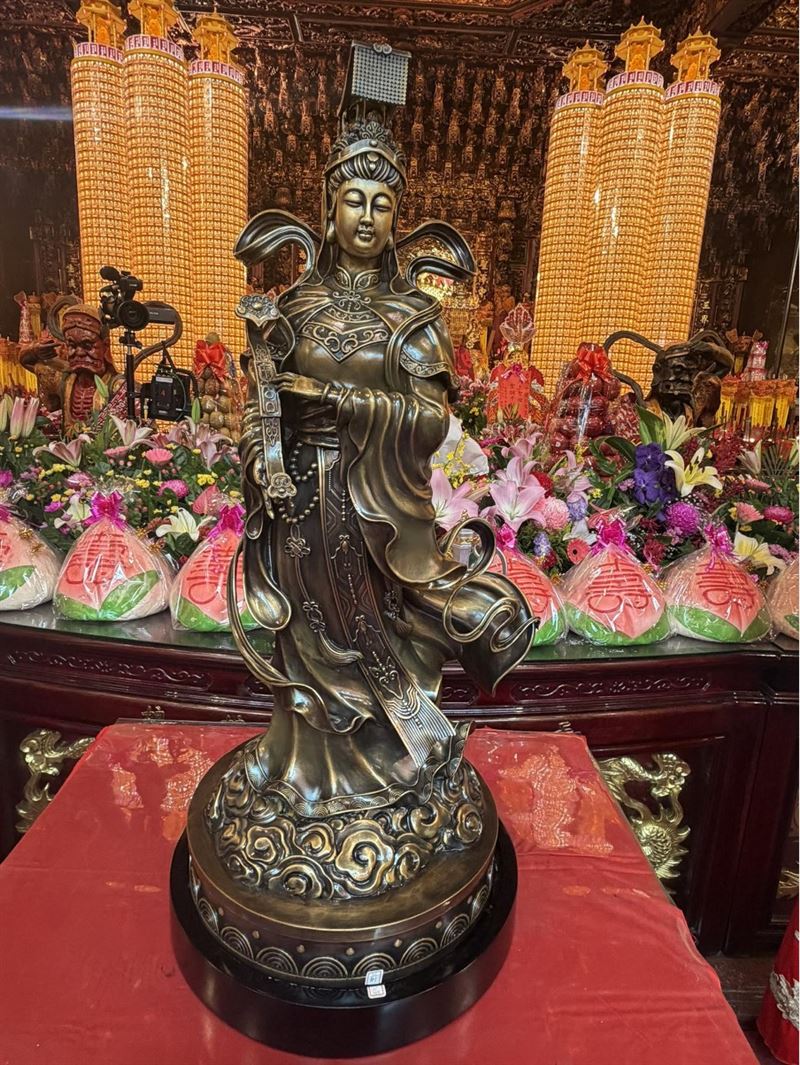 銅雕造型。(圖/翻攝自中壢區芝芭里-里長黃連應臉書)