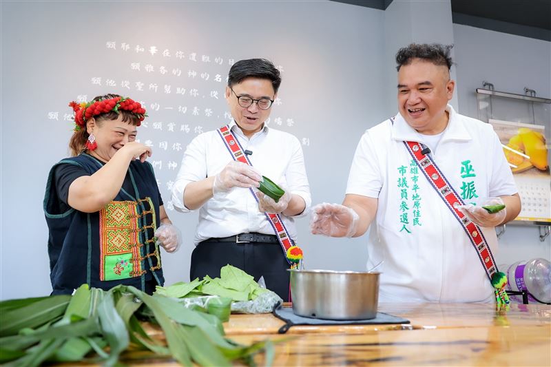 賴瑞隆與阿美族、排灣族朋友共同製作傳統美食「吉拿富」(Cinavu),在熱鬧氛圍中深入交流,並提出原住民族政策方向。(圖/賴瑞隆辦公室提供)