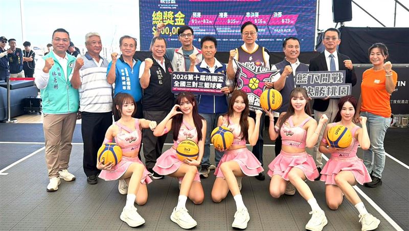桃園盃籃球賽　拉文現身竹圍漁港熱情互動
