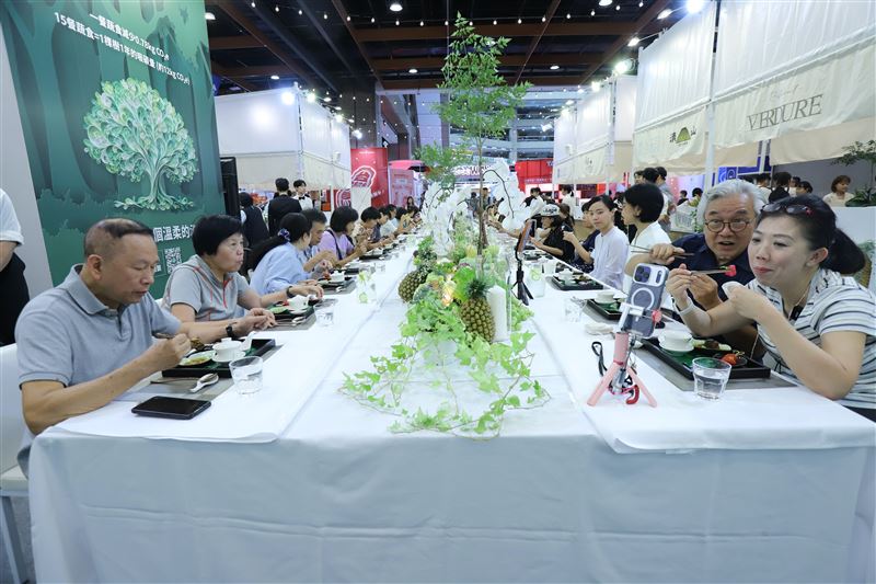 民眾到「白色餐桌」品嚐蔬食料理。(圖/大愛影視提供)