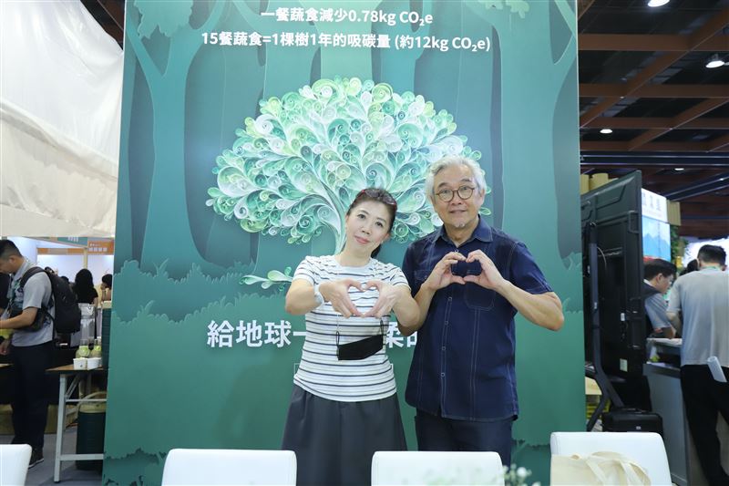 《料理美食王》主持人焦志方及料理專家蔡季芳(阿芳老師)入席「白色餐桌」,品嚐常不輕推出的「福田風土」套餐。(圖/大愛影視提供)