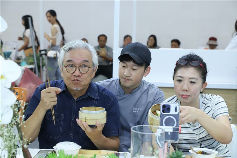 焦志方(左)、小智老師(中)、蔡季芳(右)在「白色餐桌」分享蔬食料理心得。(圖/大愛影視提供)