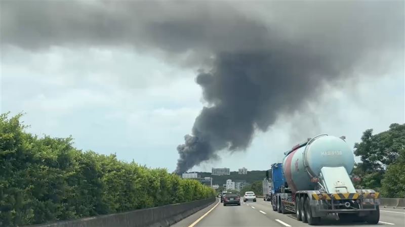 火警產生大量濃煙,影響國道行車視線。(圖/翻攝畫面)