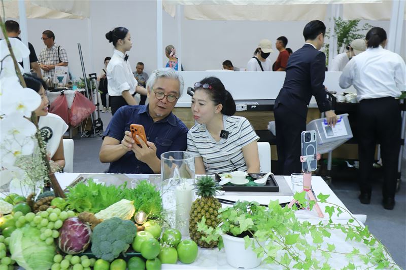 焦志方(左)、蔡季芳(右)到「白色餐桌」品嚐蔬食料理。(圖/大愛影視提供)