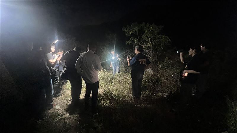 夫妻倆將死者載往屏東獅子鄉山區產業道路棄屍,並以樹枝掩埋。(圖/翻攝畫面)