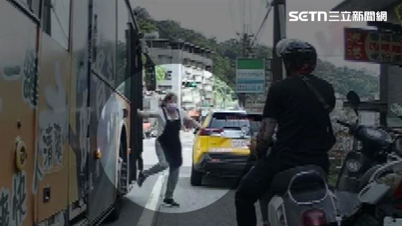 有騎士錄下,指南客運司機臨停路中竟然是為了買早餐
