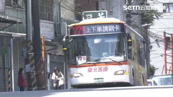 擋不住美食誘惑！公車臨停路中竟為買早餐