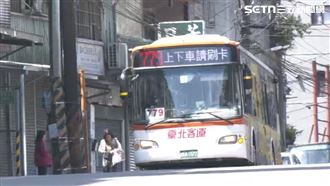 擋不住美食誘惑！公車臨停路中竟為買早餐
