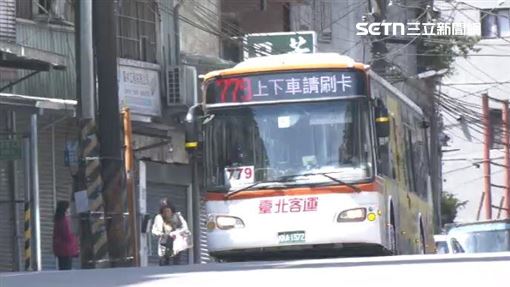 擋不住美食誘惑！公車臨停路中竟為買早餐