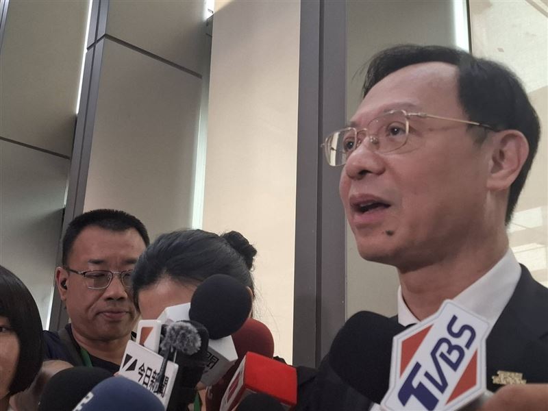 衛福部長石崇良今(1)日出席「社會安全網績優人員及團體表揚典禮」前接受媒體聯訪。(圖/記者周佩怡攝影)