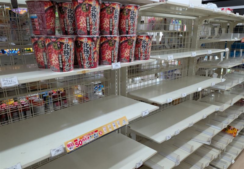 熊本超商中泡麵被掃光,唯獨留下一款紅色包裝的拉麵。(圖/取自X)