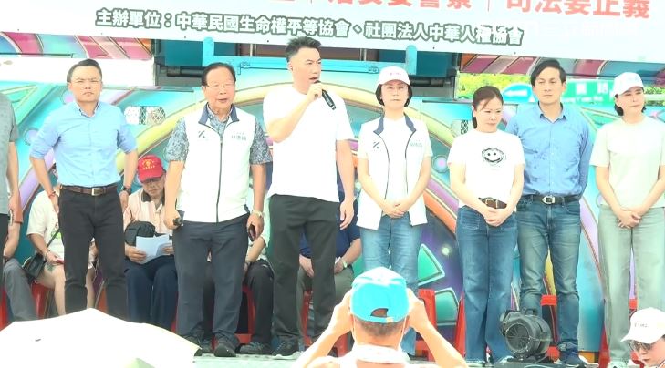 拒絕毒酒駕!國民黨團響應民團再號召上凱道集會,14時20分左右7藍委響應,左起為洪孟楷、林德福、林沛祥、翁曉玲、李彥秀、葉元之、王鴻薇(圖/翻攝畫面)