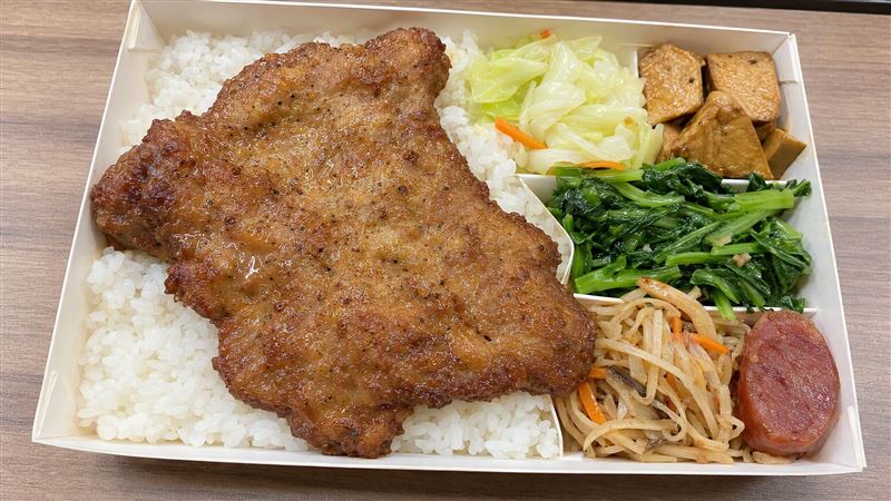 一名50多歲糖尿病患者長期愛吃爌肉、排骨便當,導致腎絲球受損、出現蛋白尿,一度瀕臨洗腎。(示意圖/AI製圖)
