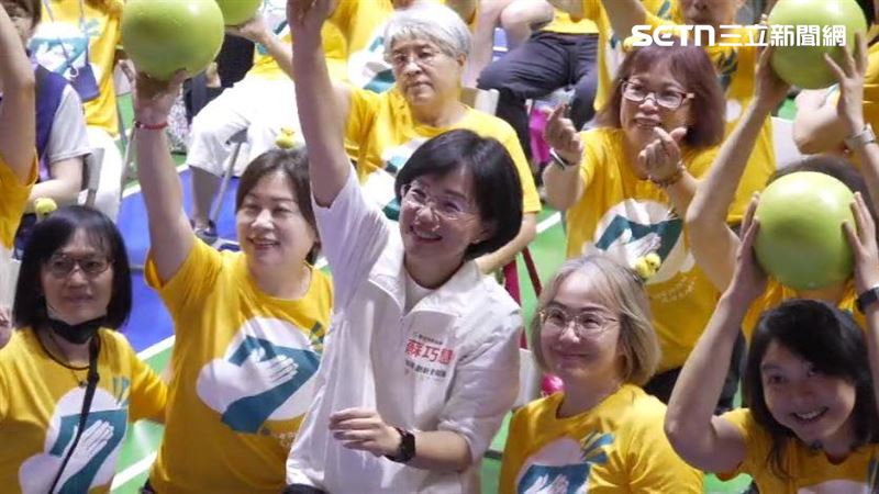 民進黨新北市長參選人蘇巧慧出席樂齡運動會,展現超強親和力