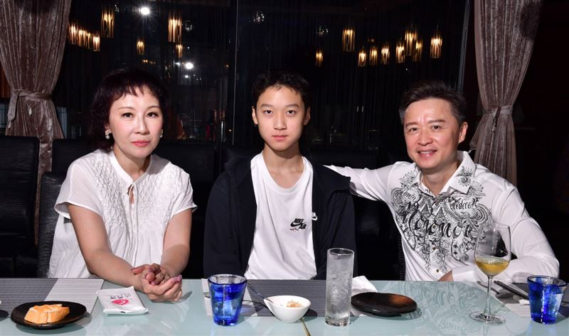何豪傑滿意兒子國中會考成績，花費上萬元訂下頂級食材鐵板燒餐饗宴。（圖／江雁塘時尚鐵板燒提供）