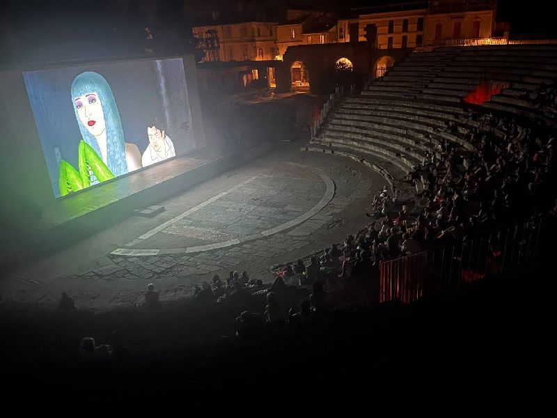法國亞爾國際短片影展（Cine Phare）在古羅馬劇場放映台灣導演謝文明的動畫短片「螳螂」。（圖／中央社）
