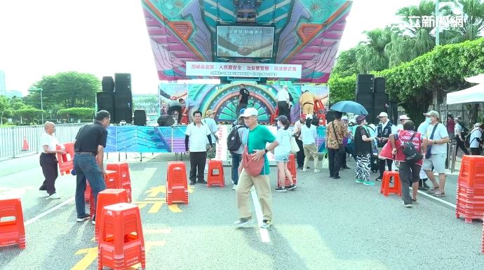 拒絕毒酒駕！國民黨團響應民團再號召上凱道集會，活動最後被害人家屬在台上下跪表達訴求，並於16時許宣布活動結束，比原定時間提早一小時，現場兩分鐘就將擺設的紅椅收好。（圖／翻攝畫面）