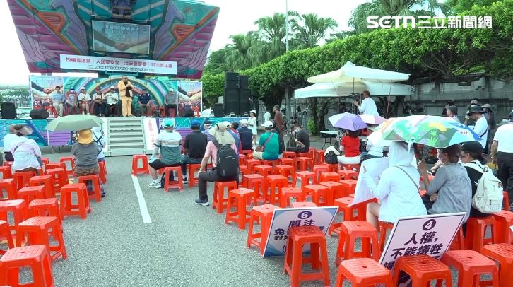 拒絕毒酒駕！國民黨團響應民團再號召上凱道集會，活動最後被害人家屬在台上下跪表達訴求，並於16時許宣布活動結束，比原定時間提早一小時，現場兩分鐘就將擺設的紅椅收好。（圖／翻攝畫面）