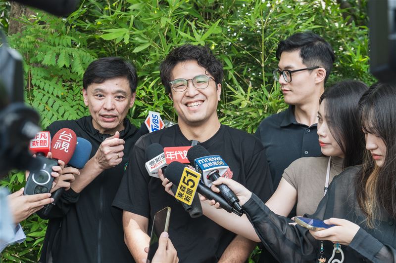 沈伯洋表示，如果蔣萬安這麼關心他的質詢方式，不如蔣萬安回來當立法委員，他去當台北市長。（圖／沈伯洋辦公室提供）