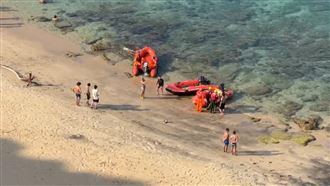 金山海域3人遭浪襲捲外海！警消救援上岸
