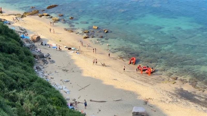 金山燭台雙嶼附近海域，傳出有人遇浪襲、遭捲到外海，警消獲報派員救援上岸。（圖／翻攝畫面）