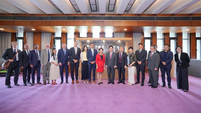 美國聯邦眾議院外交委員會「亞太」小組主席金映玉率跨黨派眾議員訪台,林佳龍於外交部設宴款待(圖/翻攝自林佳龍臉書)