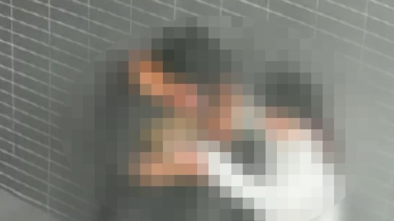 洪姓男子因80萬債務糾紛,持水果刀埋伏、企圖刺殺28歲陳姓前女友,雙方爆發拉扯推擠。(圖/翻攝畫面)