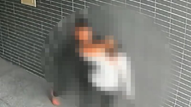 洪姓男子因80萬債務糾紛,持水果刀埋伏、企圖刺殺28歲陳姓前女友,雙方爆發拉扯推擠。(圖/翻攝畫面)