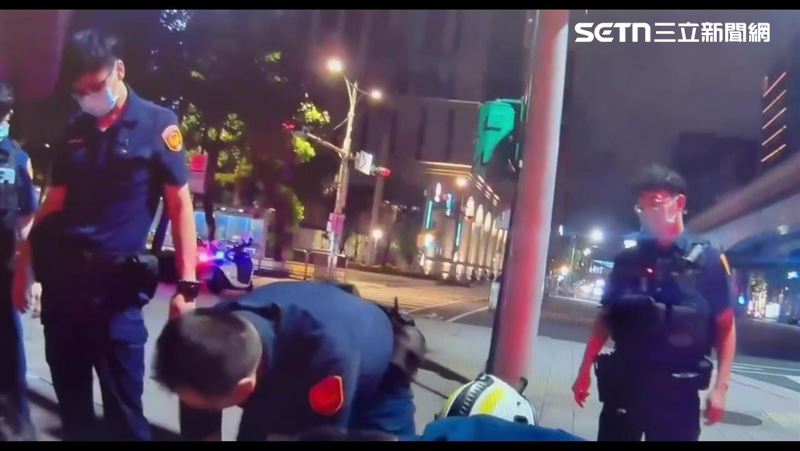 北市林男酒後多次衝到路中央攔車被強制送醫。(圖/翻攝畫面)