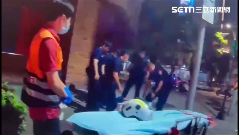 北市林男酒後多次衝到路中央攔車被強制送醫。(圖/翻攝畫面)