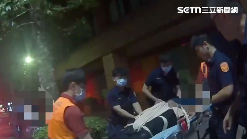 酒醉衝到路中央攔車　43歲男遭警強制送醫