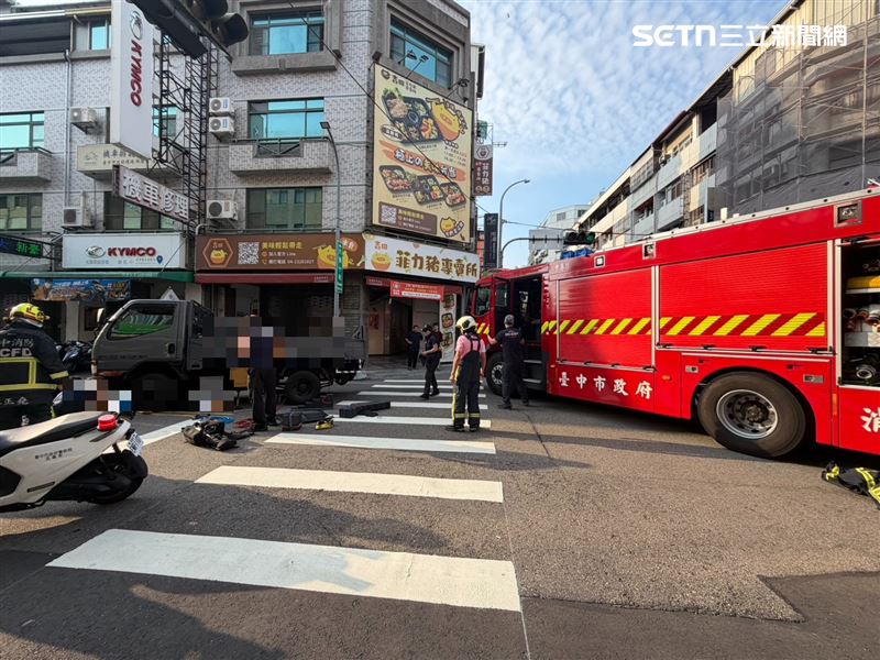 蕭男沿精誠路、步行至行人穿越道時，遭駕駛貨車的19歲曾男撞飛。（圖／翻攝畫面）