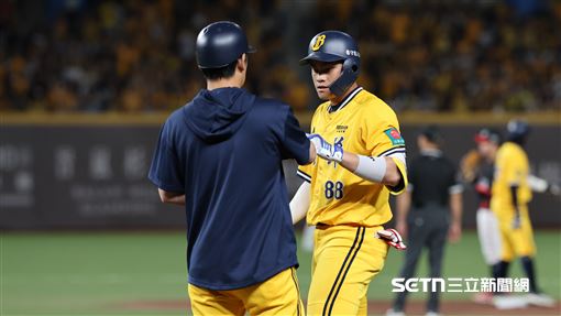 中職37年例行賽，中信兄弟中外野手宋晟睿敲出安打。（圖／記者劉彥池攝影）