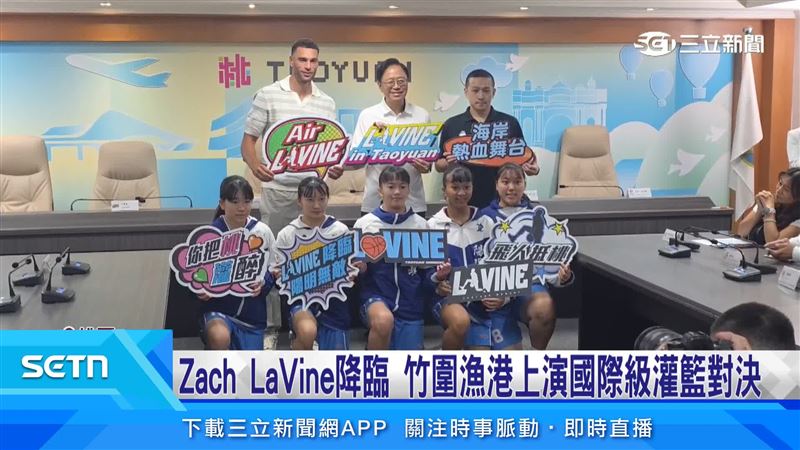 LaVine也親切地和學生進行合影