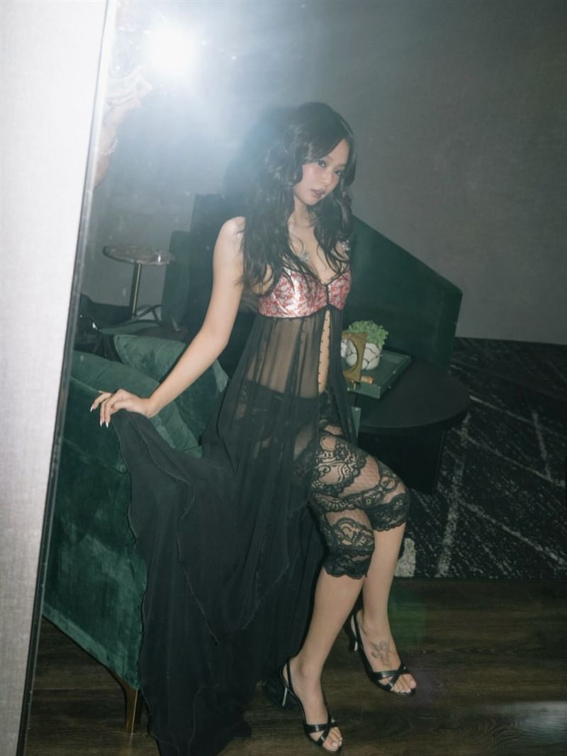 Jennie造型雖為復古但大膽前衛,搭不好容易流於俗套。(圖/翻攝自IG @jennierubyjane)