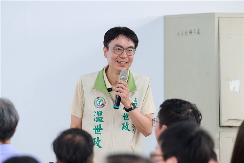温世政在說明會中指出「南投需要一位醫師來照顧」。(圖/温世政辦公室提供)