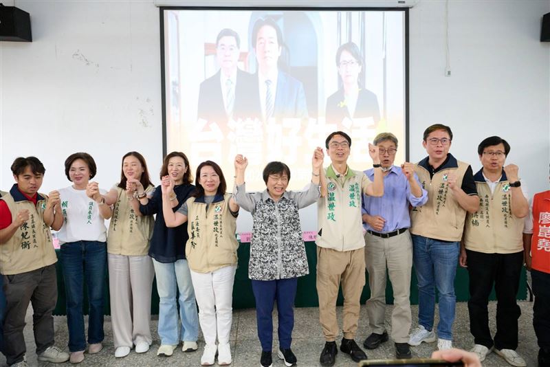 多位中央官員以及地方民代都現身說明會力挺温世政。(圖/温世政辦公室提供)