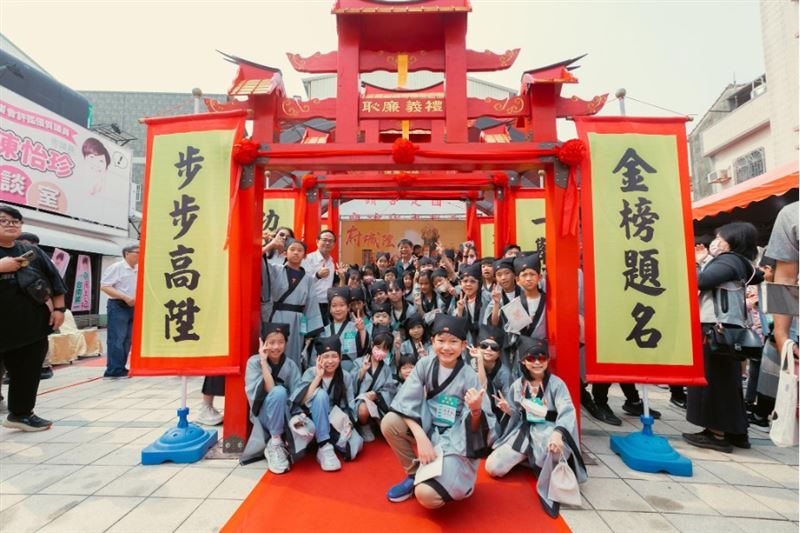 考生們換上古代考生裝。(圖/翻攝自台灣府城隍廟粉絲專頁)