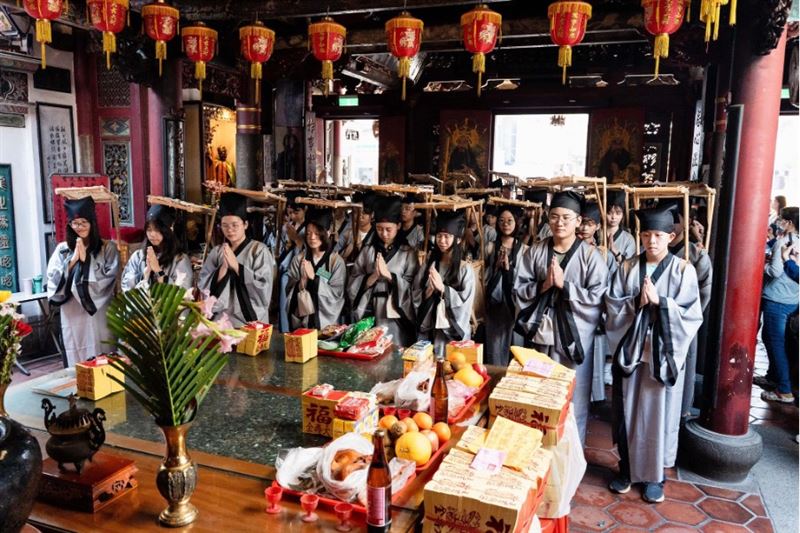 拜拜祈福。(圖/翻攝自台灣府城隍廟粉絲專頁)