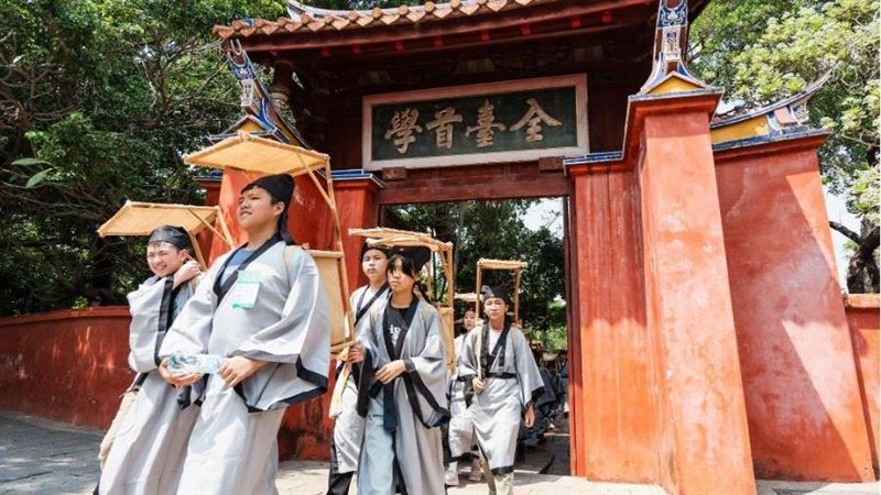 學子扮成古代書生趕考 府城隍廟祈福吸睛