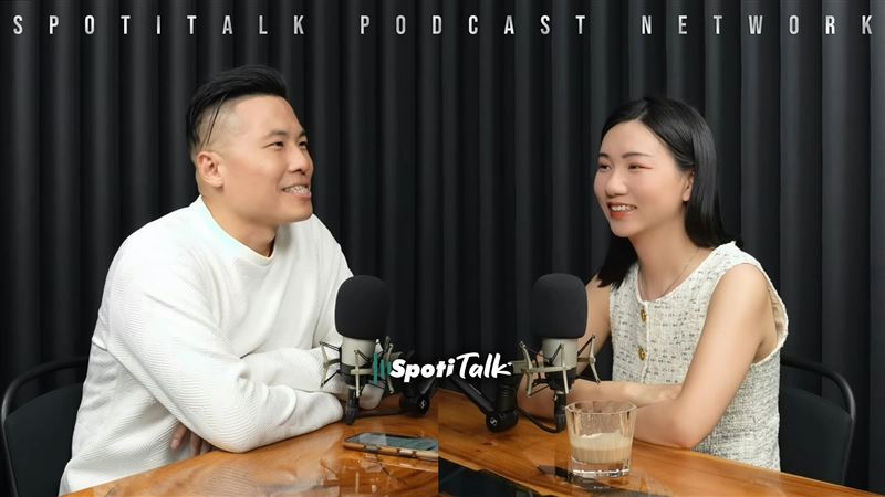 「飯局妹」Charlene近日登上專欄作家邱益忠的Podcast節目擔任嘉賓,揭秘富豪飯局內幕。(翻攝自YouTube@Sporty Pop Con叻)